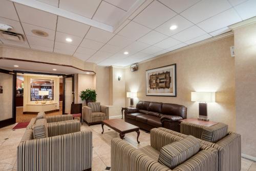 a living room with couches and chairs in a lobby at Quality Inn in Baltimore