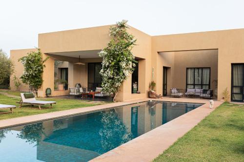 a house with a swimming pool in the yard at Atlas Retreat Luxury Bed and Breakfast in Beni Mellal