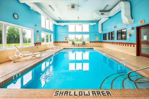 a swimming pool in a building with blue walls at Quality Inn & Suites in Grimsby