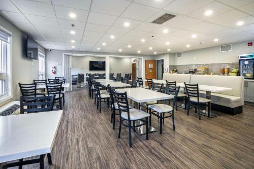 a dining room with tables and chairs in a restaurant at Quality Inn & Suites in Grimsby