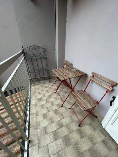 a bench and a table and a chair in a room at Relais De La Place in Desenzano del Garda