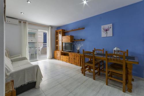 a living room with a dining room table and a kitchen at Azul in Daimuz