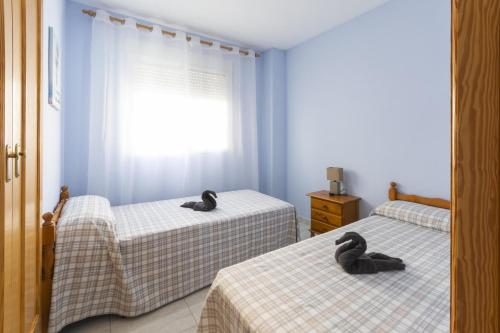 a room with two beds with black rubber ducks on them at Azul in Daimuz