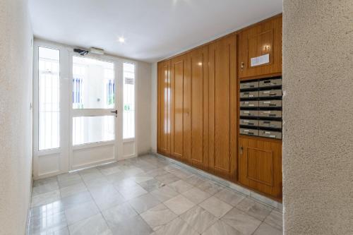 a wine cellar with wooden cabinets and a window at Azul in Daimuz