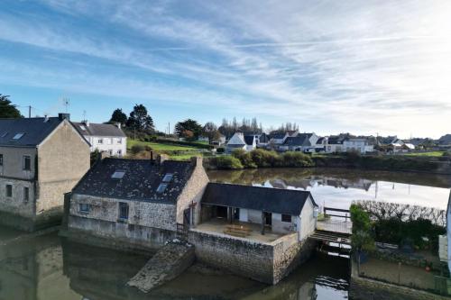 une maison au milieu d'une rivière dans l'établissement Magnifique Maison les pieds dans l'eau, à Belz