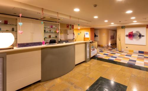 a large room with a kitchen with a counter at Hotel Felisa SPA in Queveda