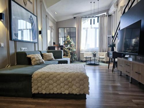 un soggiorno con letto e albero di Natale di ШИКАРНАЯ 3х ком. 150м2 Мирабадский р-н Гранд Мир a Tashkent