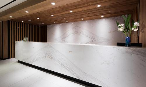 a marble counter in a lobby with flowers on it at Ming Chi Resort in Datong