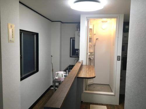 Un baño pequeño con lavabo y espejo. en 2F female and lover of man and woman only room in Ueno, en Tokio