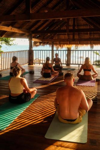 チャン島にあるSol Beach Koh Changのヨガ教室に座る人々