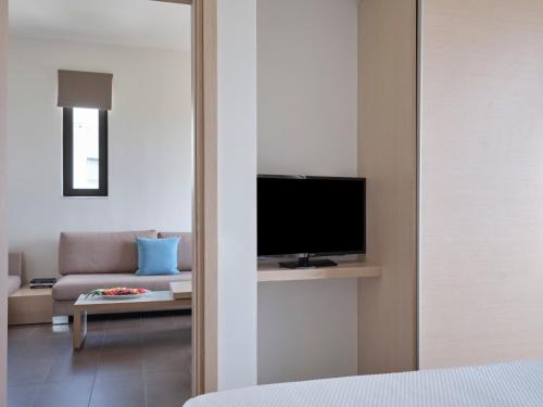 TV a/nebo společenská místnost v ubytování Atlantica Mikri Poli Rhodes
