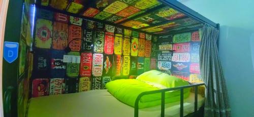 Ένα ή περισσότερα κρεβάτια σε δωμάτιο στο Qiannuo Youth Hostel
