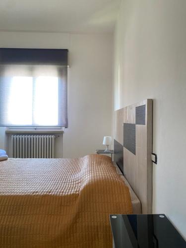 a bedroom with a bed and a window at Appartamento Casa Anna in Garda