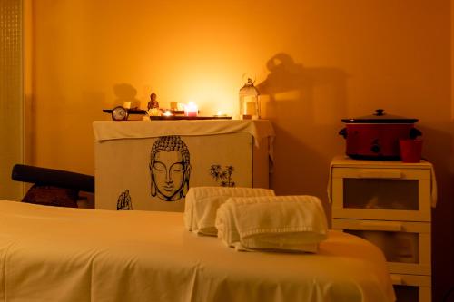 a room with a bed with a face on the wall at Hotel Felisa SPA in Queveda