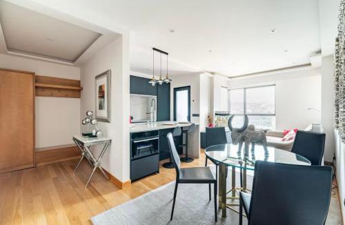 a kitchen and dining room with a table and chairs at Apartamento céntrico y moderno con vistas a la Ría in Vigo