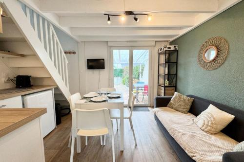 un salon avec un canapé et une table dans l'établissement Maisonnette neuve - 700m des plages - Piscine, à Guidel