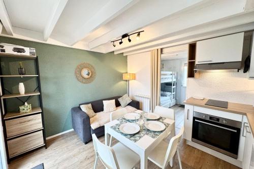 un salon avec une table et un canapé dans l'établissement Maisonnette neuve - 700m des plages - Piscine, à Guidel