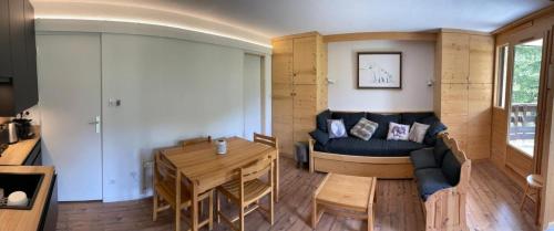 un salon avec un canapé et une table dans l'établissement Pretty T2 with balcony and view to the slopes, à Saint-Chaffrey