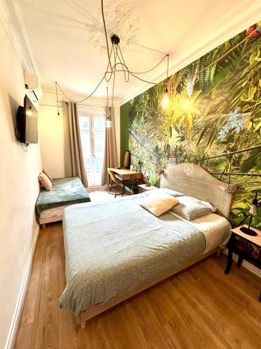une chambre avec un lit avec un tableau sur le mur dans l'établissement Les chambres de Cédric ICONIC TRAM GARE Nice Ville pour personnes CALMES, à Nice