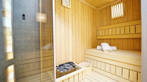 sauna con panca in una stanza di legno di Apartamenty Every Sky Szklarska Poręba - Kilińskiego 17A-17B-17C a Szklarska Poręba