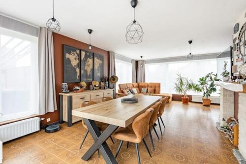 ナミュールにあるLa Casa pour Neufの木製のテーブルと椅子のあるリビングルーム