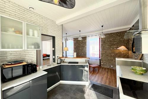 Una cocina o cocineta en Spacious contemporary duplex - Harbour view