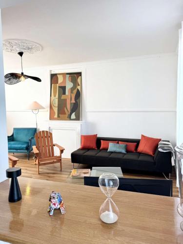 Un lugar para sentarse en Spacious contemporary duplex - Harbour view