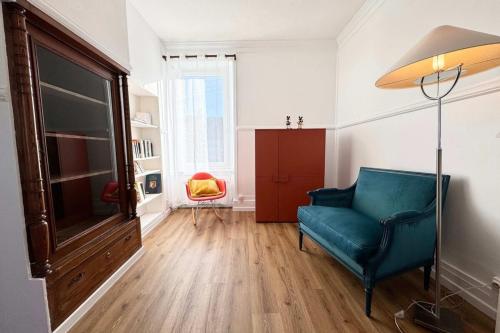 Un lugar para sentarse en Spacious contemporary duplex - Harbour view