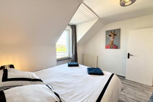Una cama o camas en una habitación de Spacious contemporary duplex - Harbour view
