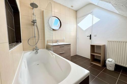 Un baño de Spacious contemporary duplex - Harbour view