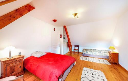 Ein Bett oder Betten in einem Zimmer der Unterkunft Nice Home In Louvie-Soubiron