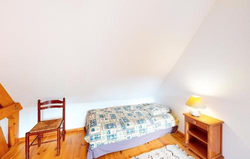 Ein Bett oder Betten in einem Zimmer der Unterkunft Nice Home In Louvie-Soubiron