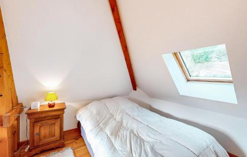 Ein Bett oder Betten in einem Zimmer der Unterkunft Nice Home In Louvie-Soubiron