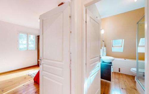Ein Bett oder Betten in einem Zimmer der Unterkunft Nice Home In Louvie-Soubiron