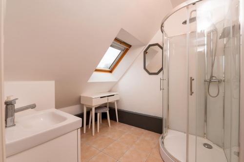 a bathroom with a sink and a shower at Villa - Piscine chauffée, jacuzzi in Plouharnel