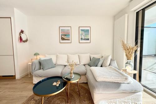 un salon avec un canapé et une table dans l'établissement Lovely ! T3 de standing - Proche bourg et plages, à Ploemeur