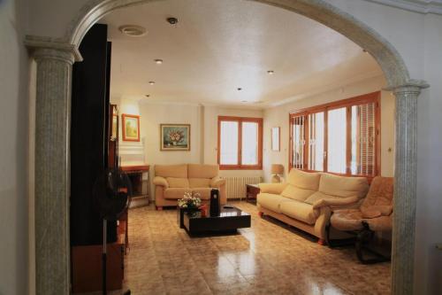 a living room with two couches and a table at Villa Iluminada con chimenea, barbacoa y piscina cerca Playa in Elche