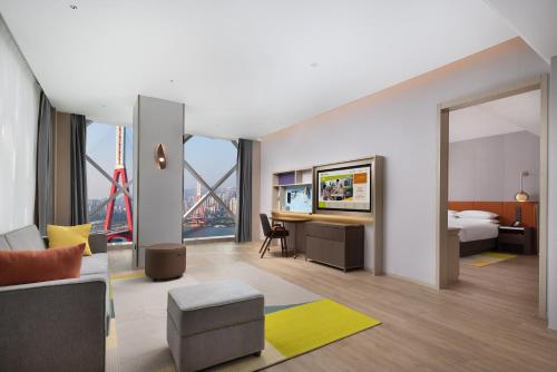 Televisyen dan/atau pusat hiburan di Home2 Suite by Hilton Chongqing Wanzhou