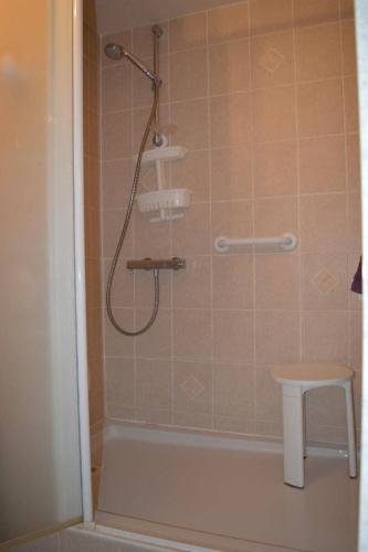 une douche avec pommeau de douche dans une salle de bain dans l'établissement Maison 3 pièces 6 couchages SAINT CYPRIEN SC040-014, à Saint Cyprien Plage