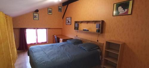 a bedroom with a blue bed and a window at Maison dans le vignoble de Bordeaux-Blaye-Bourg-CNPE in Saint-Trojan