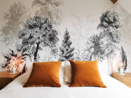 1 dormitorio con 1 cama con pared de árboles en Maison Rosie, en Voiteur
