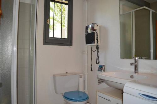 une salle de bain avec toilettes, lavabo et fenêtre dans l'établissement Maison 2 pièces mezzanine 6 couchages SAINT CYPRIEN SC890-028, à Saint Cyprien Plage