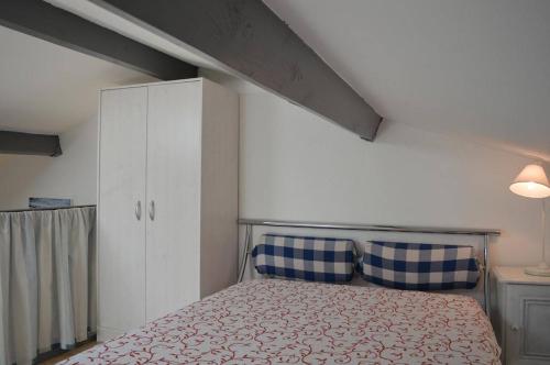 - une chambre avec un lit et une armoire blanche dans l'établissement Maison 2 pièces mezzanine 6 couchages SAINT CYPRIEN SC890-028, à Saint Cyprien Plage