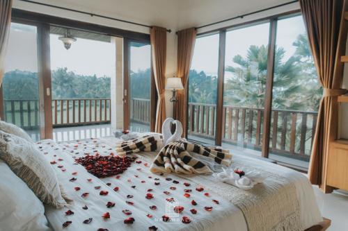 ギャニャールにあるThe Paddies Villa #deluxのベッドルーム1室(バラのベッド1台付)