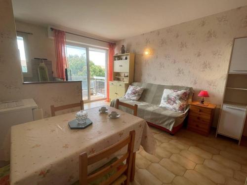 un salon avec une table et un lit dans l'établissement Appartement studio cabine 4 couchages ST CYPRIEN PLAGE SC730-C319, à Saint Cyprien Plage