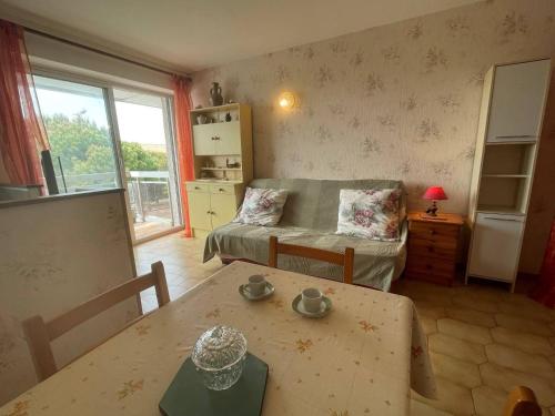 un salon avec un lit et une table dans l'établissement Appartement studio cabine 4 couchages ST CYPRIEN PLAGE SC730-C319, à Saint Cyprien Plage