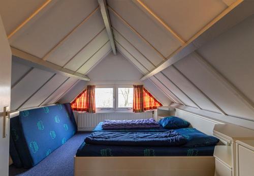 two beds in a room with an attic at Bungalowpark Simpelveld - Delta 130 in Simpelveld