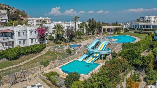 een luchtzicht op een waterglijbaan bij een resort bij Vintage Villa in Bodrum City