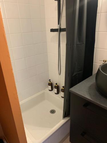 La salle de bains est pourvue d'une douche, d'une baignoire et d'un lavabo. dans l'établissement Appartement coeur de ville - 4 couchages, à Nantes