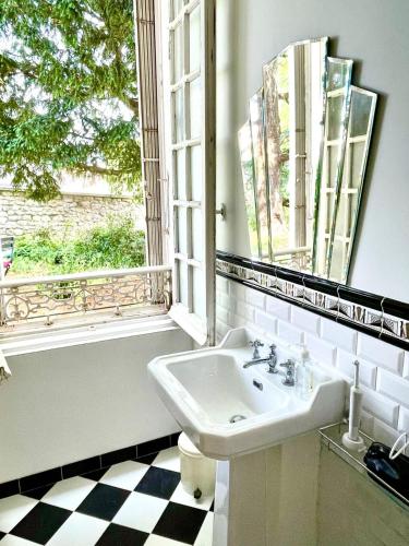 une salle de bain avec un lavabo et une fenêtre dans l'établissement L OASIS Maison remarquable, à Saint-Trojan-les-Bains